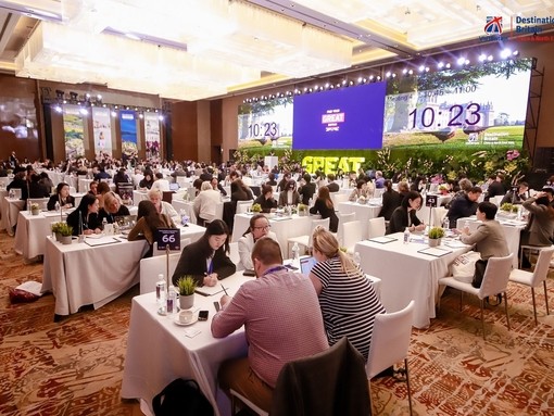 Groups of people sitting at tables discussing business at Destination Britain China